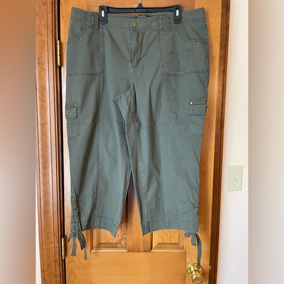 Roz & Ali Pants - Roz & Ali capris Army green color Size 16 Lightweight sheeting fabric.